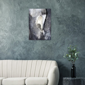 Fine-Art Poster „Blatt 42.5“ aus dem „Blauen Skizzenbuch“ von johann franki über einer hellen Couch an dunkelgrüner Tapete, – das  Motiv im Hochformat zeigt eine abstrakte Komposition in payneblauen Tönen, die mit Gesetzen der Realistik spielt.  
