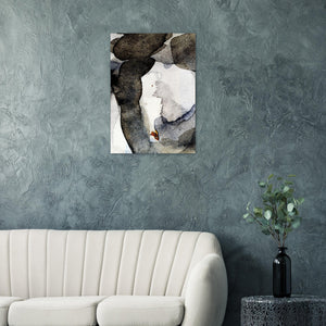 Fine-Art Poster „Blatt 42.5“ aus dem „Blauen Skizzenbuch“ von johann franki über einer hellen Couch an dunkelgrüner Tapete, – das  Motiv im Hochformat zeigt eine abstrakte Komposition payneblauen Tönen. 
