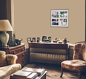 Mockup einer gemütlichen Sitzecke mit antquierten Möbeln und den modernen Look eines quadratischen Arrangement von 4 Webslam-Bilder im Rahme mit Passepartout