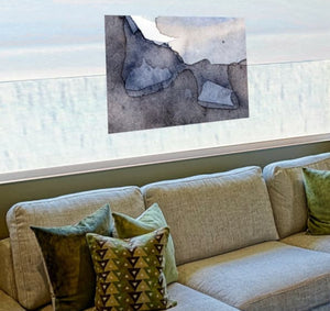 Fine-Art Poster „Blatt 43.1“ aus dem „Blauen Skizzenbuch“ von johann franki an einer selbstleuchtenden Wand einer Lounge über einem Sofa, – das  Motiv im Querformat zeigt eine abstrakte Komposition in Payne-Graublau und blauen Tönen. 