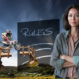Animationsbild mit einer interessanten Lehrerin in deren Rücken sich eine Tafel mit dem Wort Rules in die Landschaft erhebt und ein Crossfahrer durchspringen will.