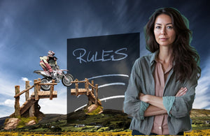 Animationsbild mit einer interessanten Lehrerin in deren Rücken sich eine Tafel mit dem Wort Rules in die Landschaft erhebt und ein Crossfahrer durchspringen will.